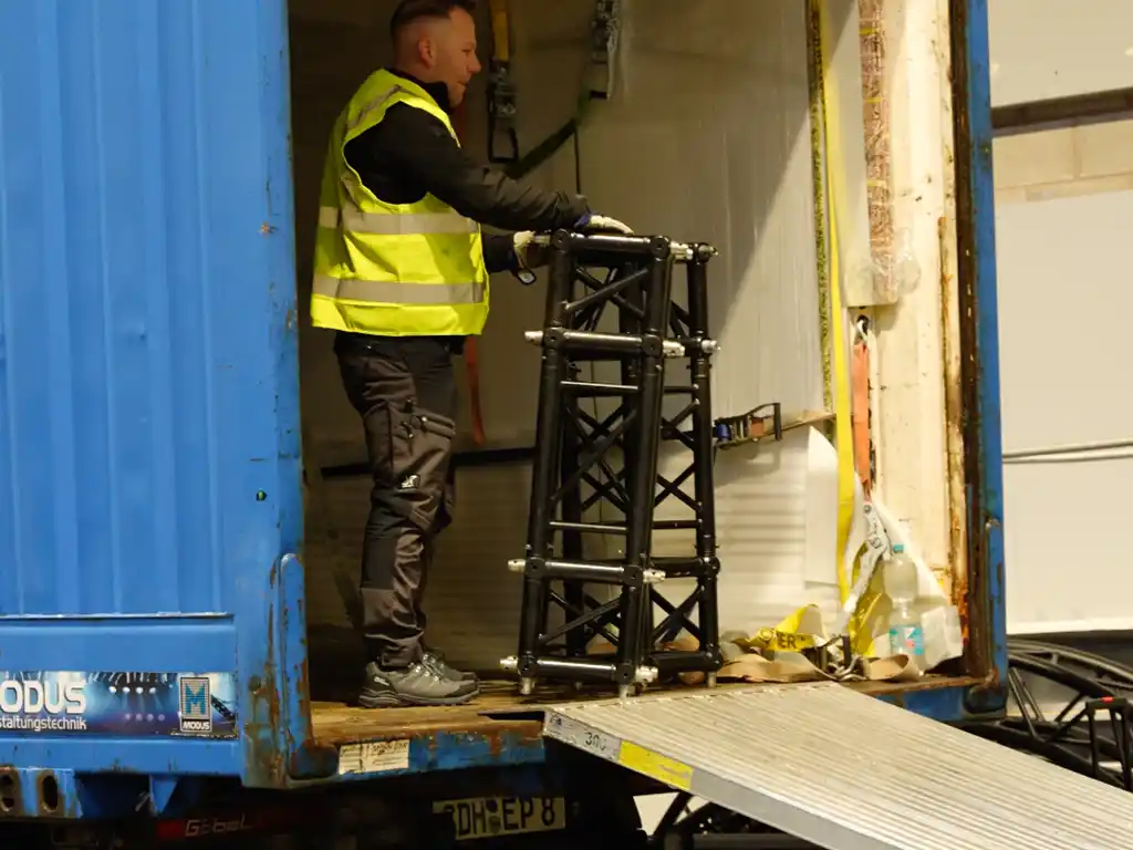 Stress-free delivery and build coordination